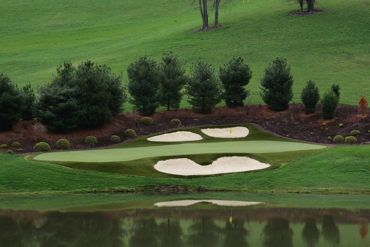 Recreate the thrill of the Masters with our artificial golf greens perfect for any Los Angeles and Southern California property.